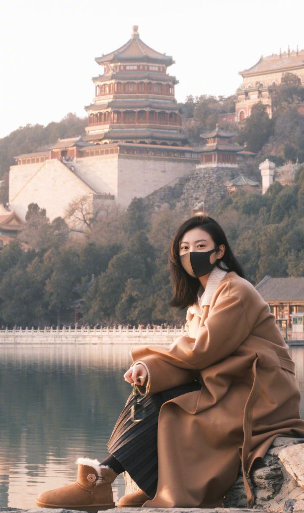 搭叫棕色大衣搭配雪地靴！美成白富美球盟会网站景甜带火了一种新的冬日穿(图2)