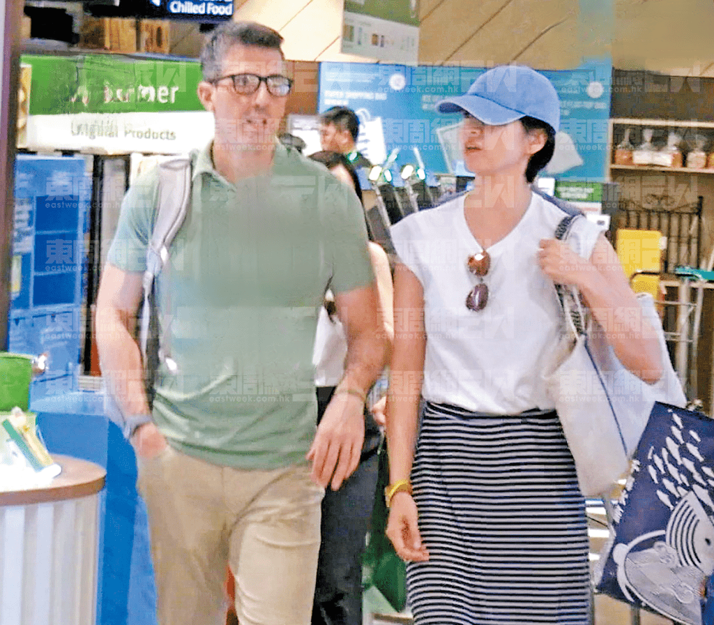 逛超市连一块钱购物袋都不舍得买49岁梁咏琪拼命吸金打扮朴素