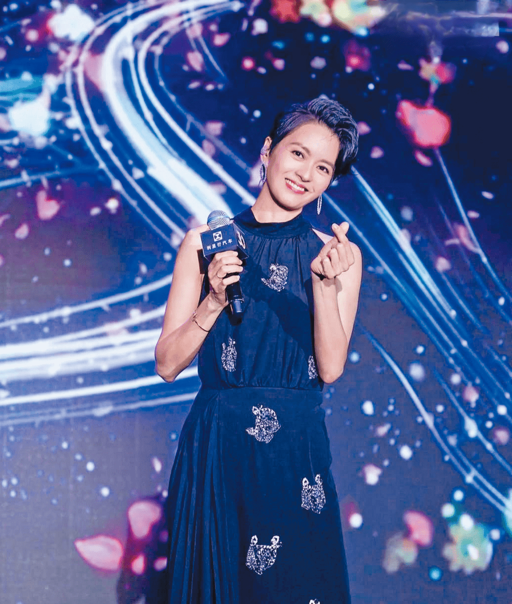 逛超市连一块钱购物袋都不舍得买49岁梁咏琪拼命吸金打扮朴素(图2)