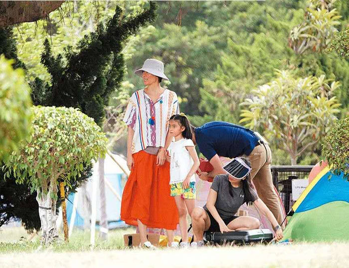 逛超市连一块钱购物袋都不舍得买49岁梁咏琪拼命吸金打扮朴素(图3)