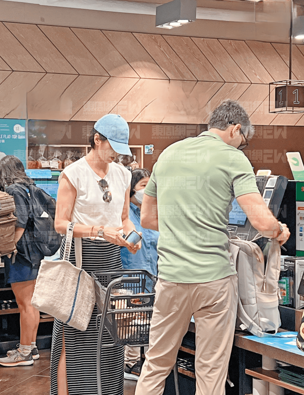 逛超市连一块钱购物袋都不舍得买49岁梁咏琪拼命吸金打扮朴素(图4)