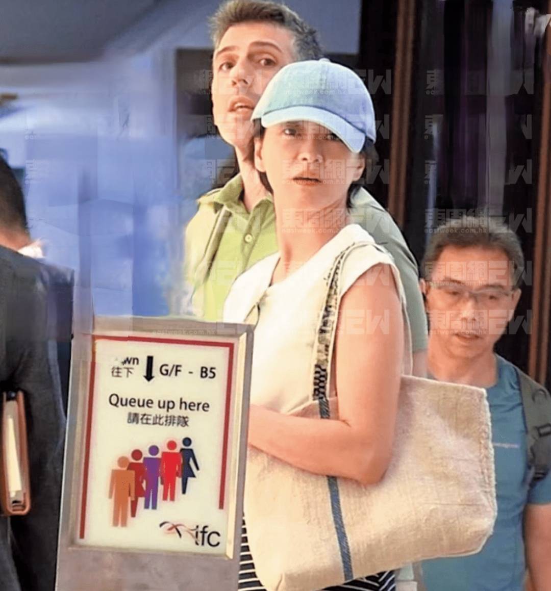 逛超市连一块钱购物袋都不舍得买49岁梁咏琪拼命吸金打扮朴素(图6)